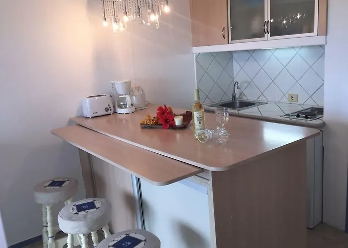 5 Min Walk From Yumbo! 417 Apartment *